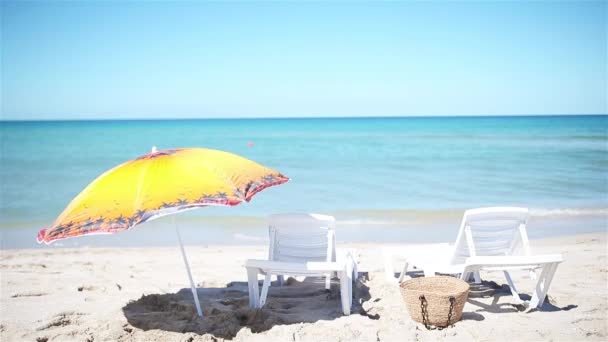Vista de la playa con sillas y sombrillas — Vídeos de Stock