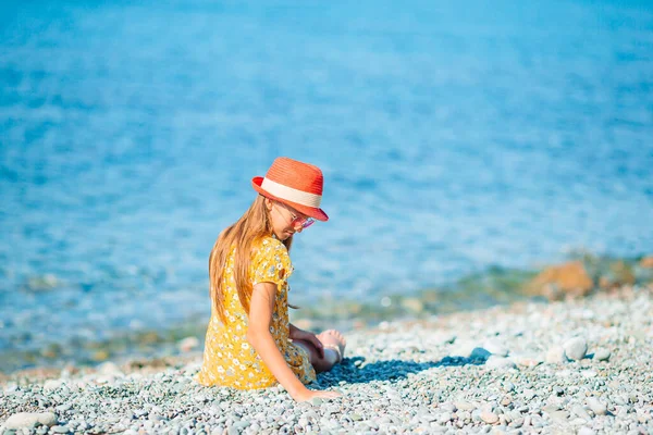 Cute little girl at beach during summer vacation — Stock Photo, Image