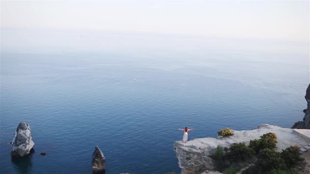 Tourist woman outdoor on edge of cliff seashore — Stock Video