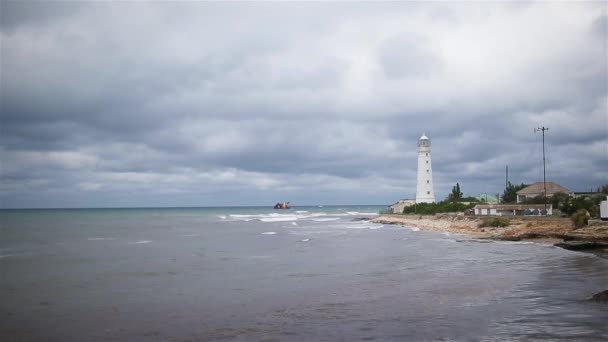 Seascape com belo farol branco contra sk tempestuoso e mar — Vídeo de Stock