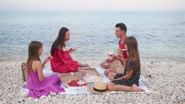 ビーチでピクニックをしている家族 — ストック動画