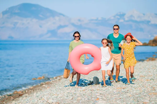 Joven familia de vacaciones tienen un montón de diversión — Foto de Stock