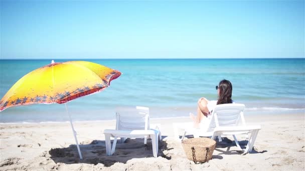 아름다운 젊은 여자가 열대 해변에서 즐거운 시간을 보내고 있다. — 비디오