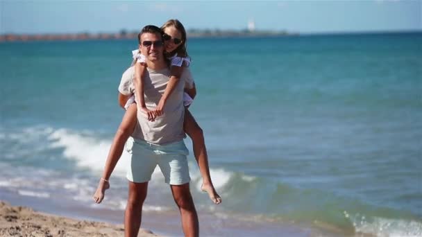 Niña y papá feliz divirtiéndose durante las vacaciones en la playa — Vídeo de stock