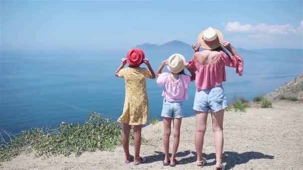 Heureuse belle famille en vacances à la plage tropicale — Video
