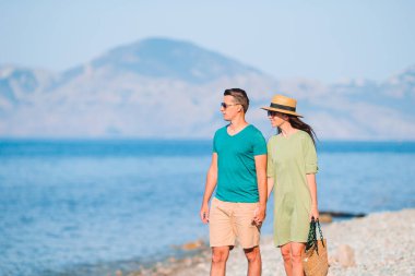 Yaz tatilinde beyaz plajda genç bir çift.