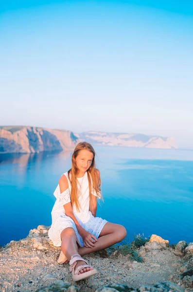 Glückliches Kind im Freien am Rande der Klippe — Stockfoto