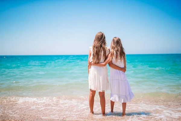 Liebenswert klein mädchen having spaß auf die strand — Stockfoto