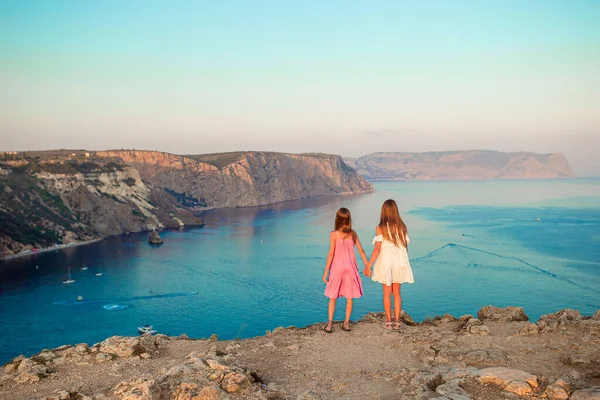 Children outdoor on edge of cliff seashore — Stock Photo, Image
