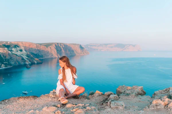 Happy kid outdoor on edge of cliff seashore — Stock Photo, Image