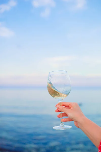 Verre de vin blanc sur la plage tropicale — Photo