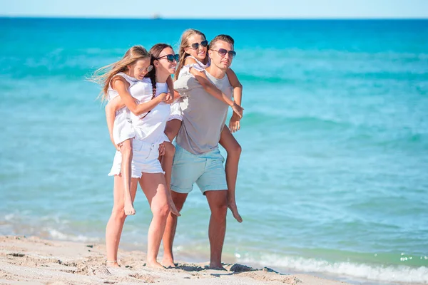 Ung familj på semester har mycket roligt — Stockfoto