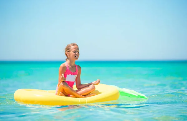 Liebenswertes Mädchen auf aufblasbarer Luftmatratze im Meer — Stockfoto