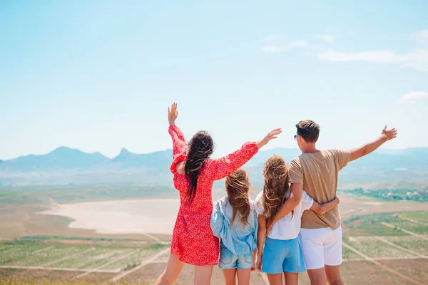 Szczęśliwa rodzina na wakacjach w górach — Zdjęcie stockowe