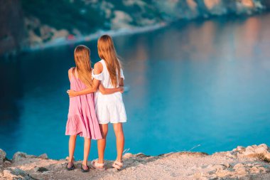 Uçurumun kenarında çocuklar var.