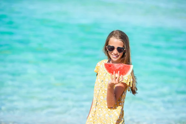 Adorable niña se divierten en la playa tropical durante las vacaciones —  Fotos de Stock