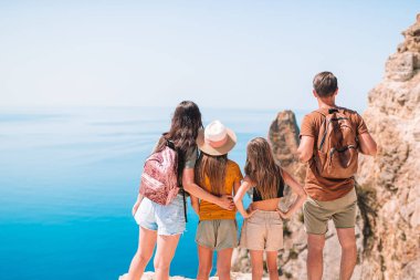 Dağlarda tatilde mutlu bir aile.