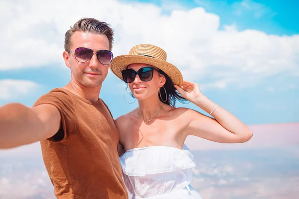 Pareja joven en playa blanca durante las vacaciones de verano. — Foto de Stock