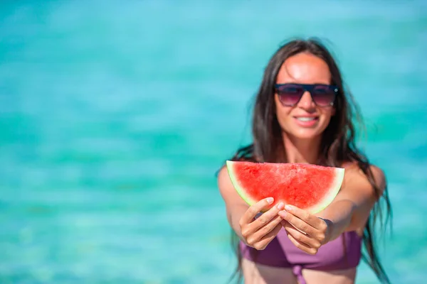 Chica feliz divirtiéndose en la playa y comiendo sandía — Foto de Stock