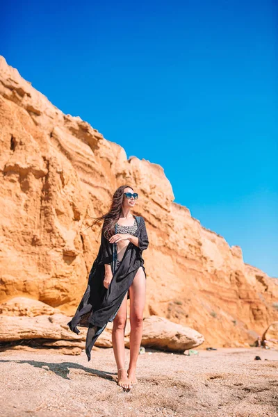 Tourist woman outdoor on edge of cliff seashore — Stock Photo, Image