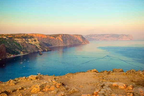 Vacker havsutsikt. Fantastisk sammansättning av naturen med berg och klippor. — Stockfoto