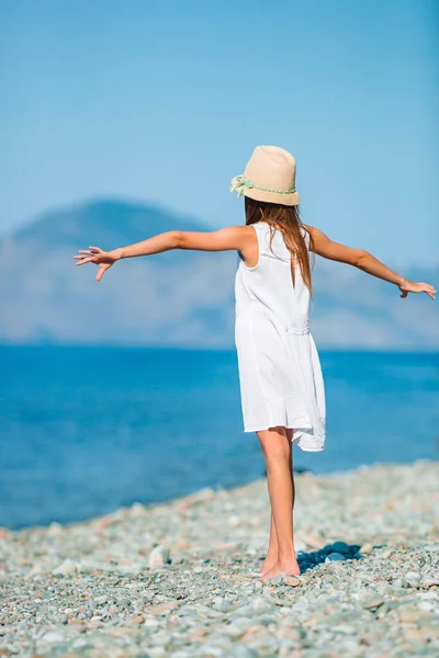 Söt liten flicka på stranden under sommarlovet — Stockfoto
