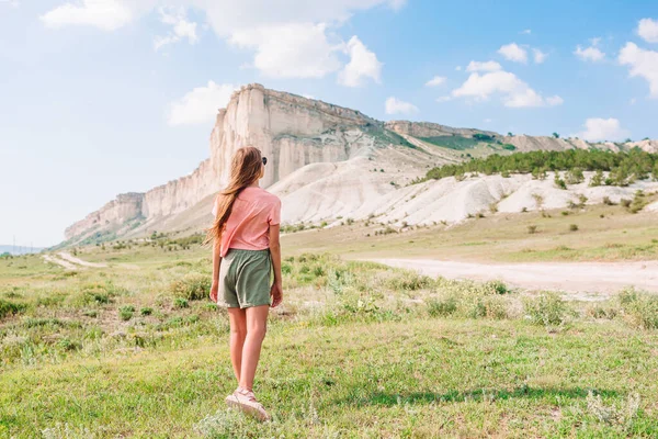 Kind op vakantie op witte rots achtergrond — Stockfoto