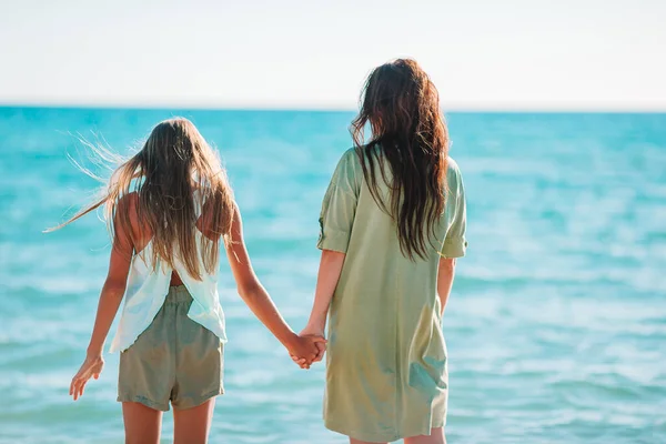 Schöne Mutter und Tochter am Strand genießen den Sommerurlaub — Stockfoto