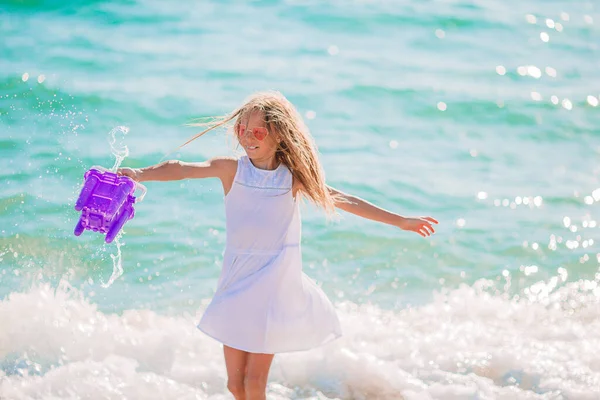Linda niña en la playa durante las vacaciones caribeñas —  Fotos de Stock
