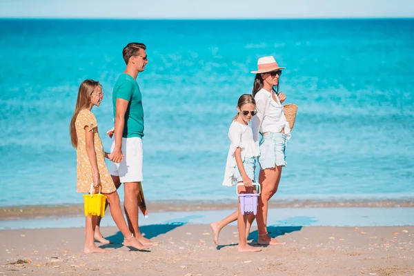 Joven familia de vacaciones tienen un montón de diversión — Foto de Stock