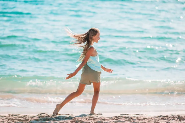 Menina adorável na praia durante as férias de verão — Fotografia de Stock