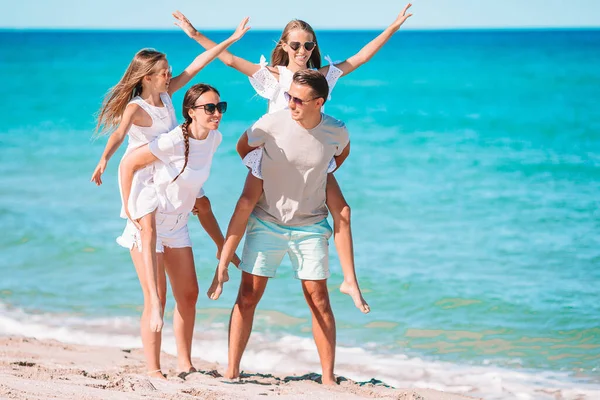 Giovane famiglia in vacanza hanno un sacco di divertimento — Foto Stock