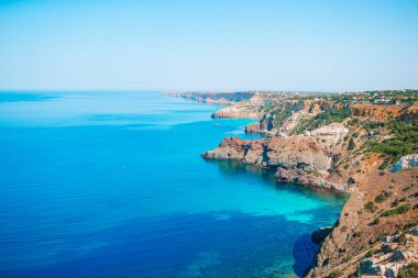 Güzel deniz manzarası. Doğanın dağlarla ve kayalıklarla inanılmaz bileşimi.