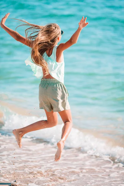 Underbar liten flicka på stranden under sommarlovet — Stockfoto