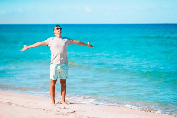 Joven en la playa blanca de vacaciones — Foto de Stock