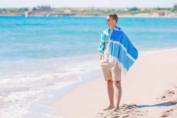 Ung man på den vita stranden på semester — Stockfoto