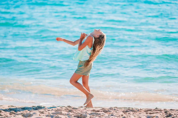 Liebenswertes kleines Mädchen am Strand während der Sommerferien — Stockfoto