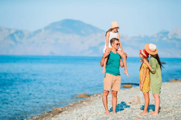 Família jovem em férias tem um monte de diversão — Fotografia de Stock