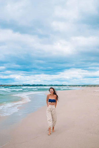 Jonge mode vrouw in groene jurk op het strand — Stockfoto