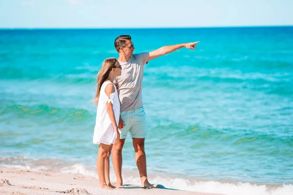 Petite fille et papa heureux s'amuser pendant les vacances à la plage — Photo