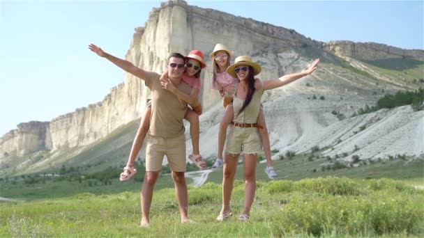 Szczęśliwa czteroosobowa rodzina spacerująca w górach — Wideo stockowe