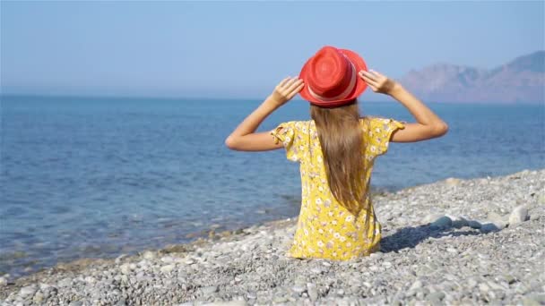 Schattig klein meisje veel plezier op tropisch strand tijdens vakantie — Stockvideo