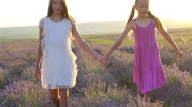 Lavanta çiçekli çocuklar gün batımında elbiseleriyle tarlada