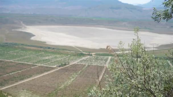 Vista do lago branco a partir da altura da montanha. — Vídeo de Stock