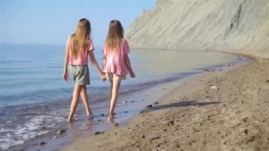 Yaz tatilinde beyaz plajda genç bir çift.