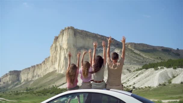 부모님들과 어린 두 아이들이 여름 자동차 여행을 가는 모습 — 비디오