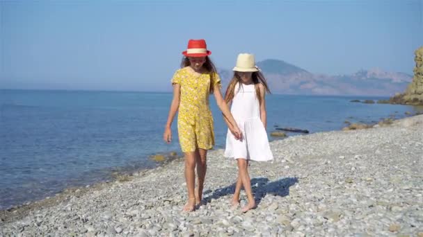 Jeune couple sur la plage de sable blanc pendant les vacances d'été. — Video