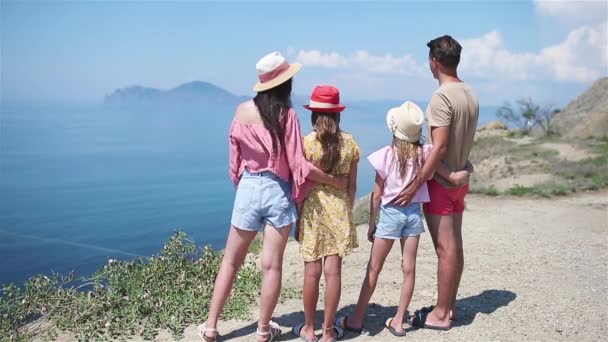 Счастливая семья в отпуске в горах — стоковое видео