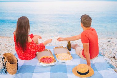 Aile sahilde piknik yapıyor.