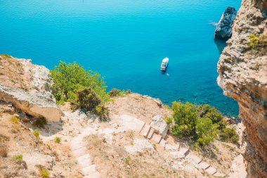 Güzel deniz manzarası. Doğanın dağlarla ve kayalıklarla inanılmaz bileşimi.